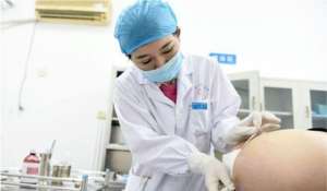 美女的杠肠(美女臀部切掉一个包，里面竟然是粪)