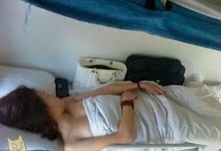 美女，你的胸露出来了！不忍直视！
