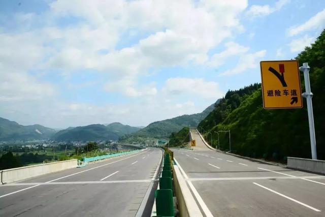 今天,贵州这条高速公路正式通车,连接2个县