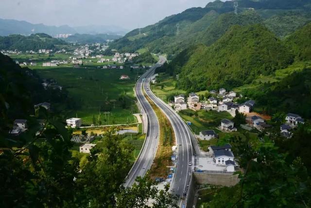 今天,贵州这条高速公路正式通车,连接2个县