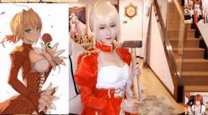 动漫美女撩(腐团儿cos动漫角色，撩裙动作尽显优雅，但后背才是亮点)
