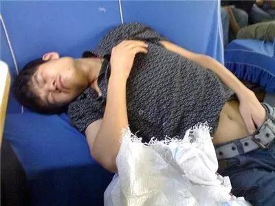 美女，你的胸露出来了！不忍直视！