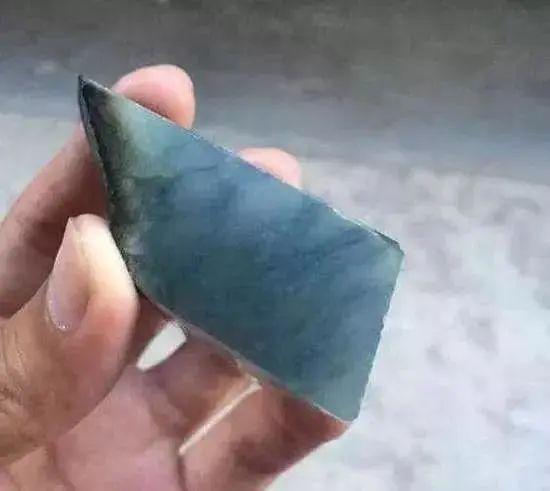 美女40000买下的翡翠原石，一刀切开全是裂和藓，结果超乎你想象