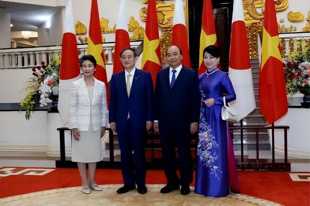 越南第一夫人:小圆脸旺夫,笑出双下巴依然高贵,把奥黛穿出风情