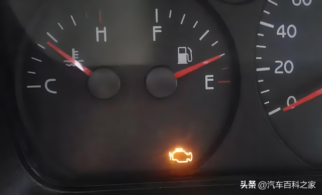 行驶中发动机故障灯突然亮了怎么办?行驶无异常,修车师傅这么说