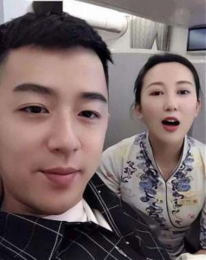 美女小叶子(24岁空姐绰号“小野猫”，出轨男同事被男友抓包，场面凌乱不堪)