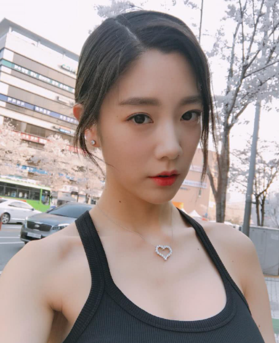 亚洲第一美女克拉拉嘴叼金链子,大锁链比手指还粗,扭腰俏皮扮嫩