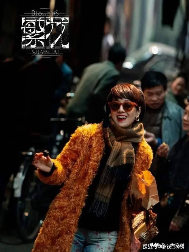 马伊琍带着女儿蹦迪,穿着雨衣在人群中肆意跳舞,活力四射