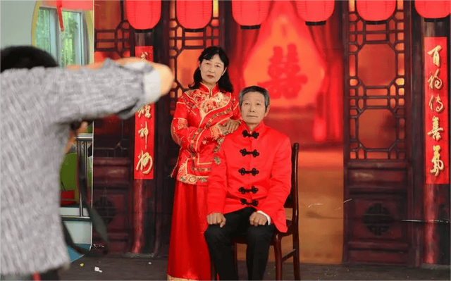 少女竟被大叔带到酒店,美女主动脱去衣服,献身五十岁的老男人!