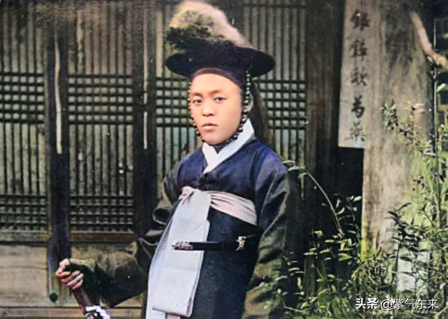 罕见照片:日本女人竟如此开放大胆,女学生脱光衣服全身赤裸上课