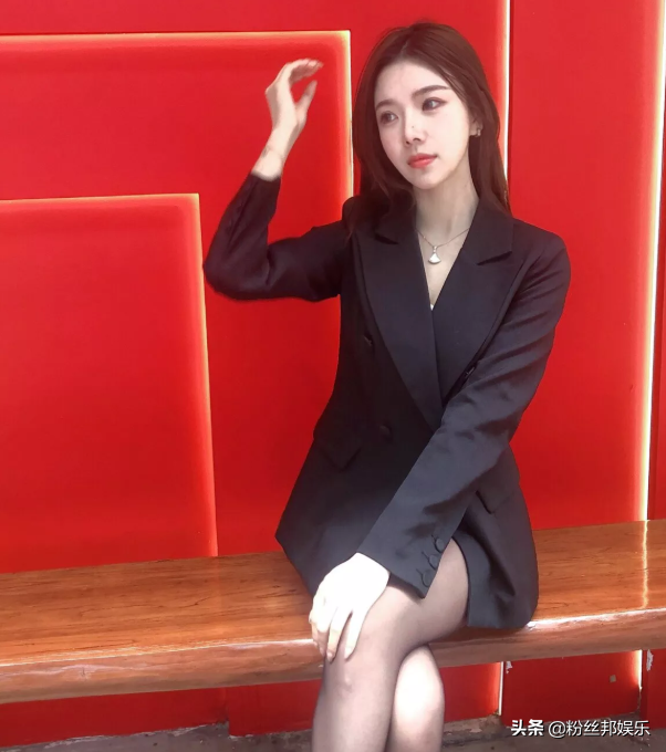 女主播躺按摩椅直播,刷飞机“加钟1分钟”,男友视角违规被警告