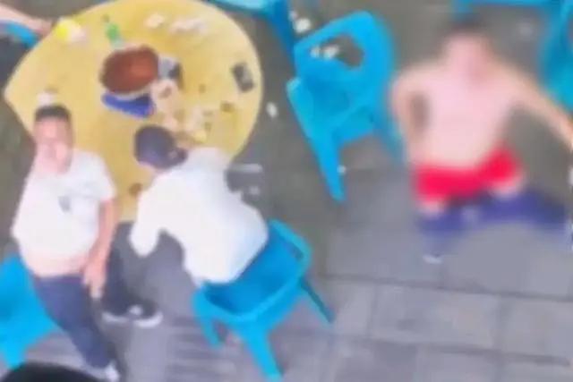 女子不满宵夜摊扰民遭男子脱裤羞辱,四川阆中警方通报:涉事男子被行拘