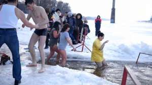 美女怕冷吗(68岁普京冰窟洗礼，俄罗斯人真的不怕冷吗？)