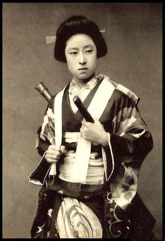 日本武士的妻子,分娩时不能大喊大叫,实在忍不住疼痛该怎么办?