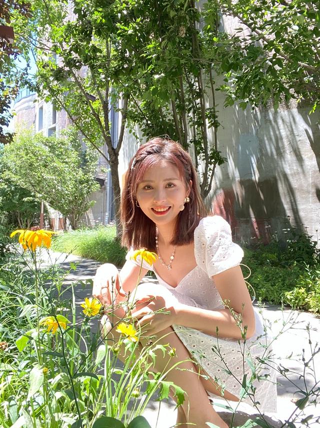 人比花娇!美女体育主播小南绝美身材 泡泡公主裙展现醉人笑容