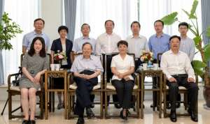 美女翁帆(杨振宁精神矍铄与妻子合体亮相，44岁翁帆发福水肿，憔悴了不少)