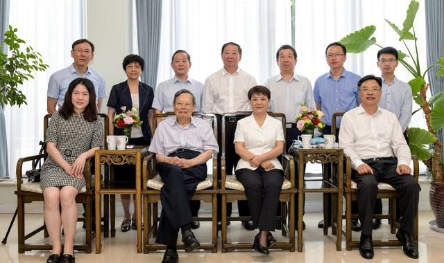 杨振宁精神矍铄与妻子合体亮相,44岁翁帆发福水肿,憔悴了不少
