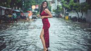 美女出大水(印度美女在洪水中拍照遭批：数十人命丧洪水，你怎么笑得出来？)