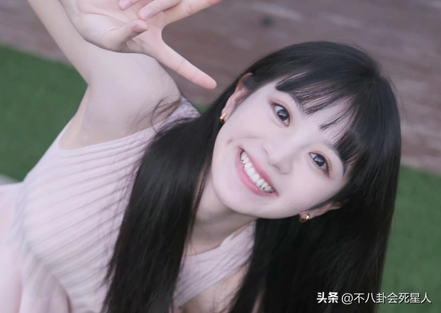 明明是美女,笑起来却很“恐怖”,这6位女星,不笑美艳一笑瘆人