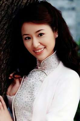 年轻美女图片大全(林心如早年写真，穿旗袍美爆却倚靠“别的男人”)