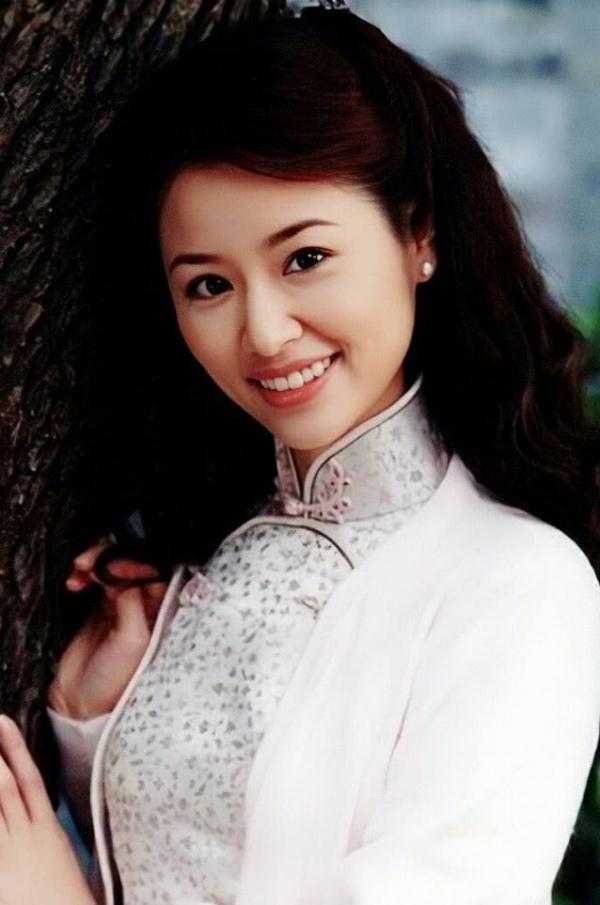 林心如早年写真,穿旗袍美爆却倚靠“别的男人”