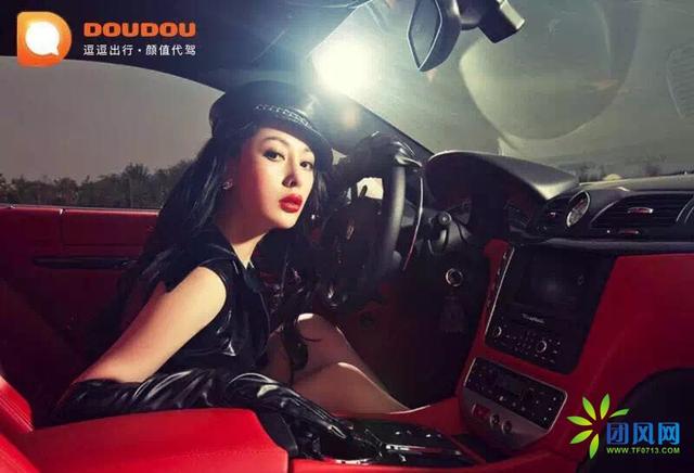 美女衣着暴露开高端豪车为成功人士代驾