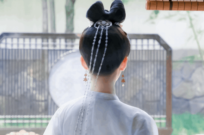 看够了雷同的双丫髻,明明编发、盘发和双马尾才是古装少女标配