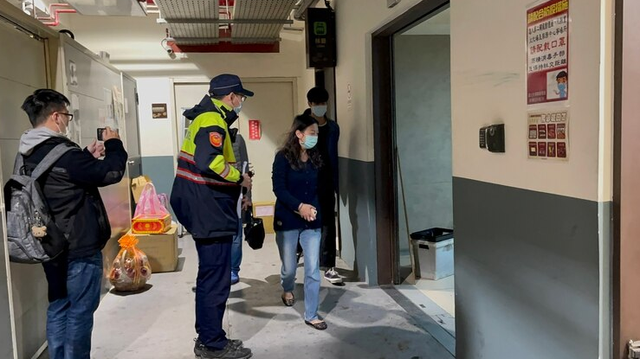 22岁女歌手坠亡,尸检结果曝光死因,母亲看到最后影像崩溃痛哭