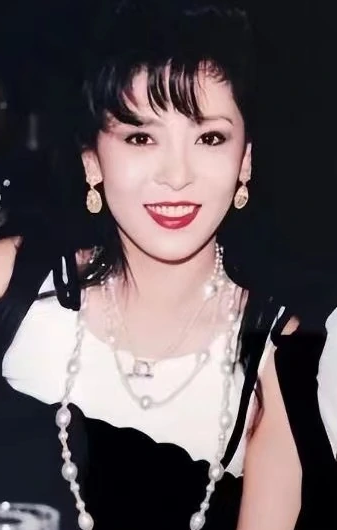 现在嫌她们丑,当年追成狗!这些发福的女明星,当年都是大美女