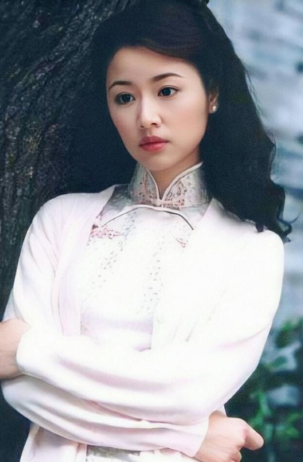 林心如早年写真,穿旗袍美爆却倚靠“别的男人”