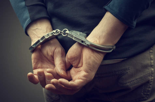 怀孕女教师未穿胸衣家访,不慎走光,下秒被家长拖入地下室侵犯