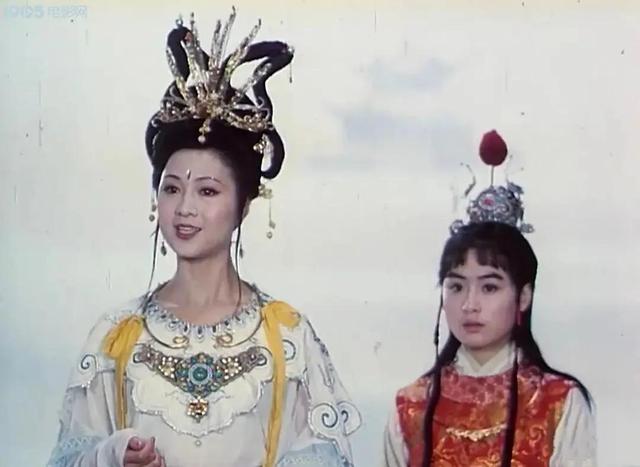 看够了雷同的双丫髻,明明编发、盘发和双马尾才是古装少女标配