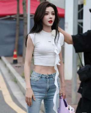 紧身牛仔裤美女翘臀(张予曦蓝色紧身牛仔裤，修长美腿性感美臀太迷人了)