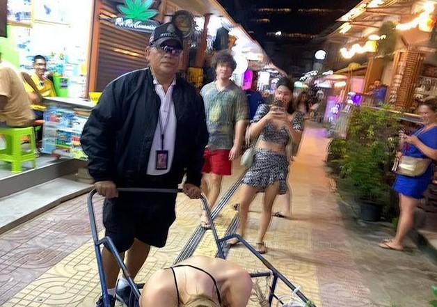 俩外国女孩在泰国醉到昏迷,近乎赤身很狼狈,被抬上手推车引围观