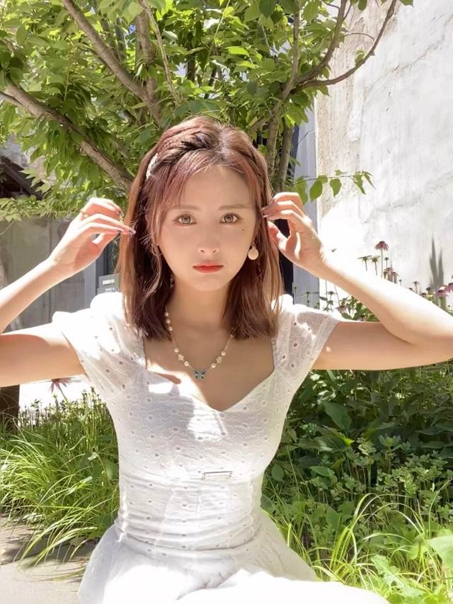 人比花娇!美女体育主播小南绝美身材 泡泡公主裙展现醉人笑容