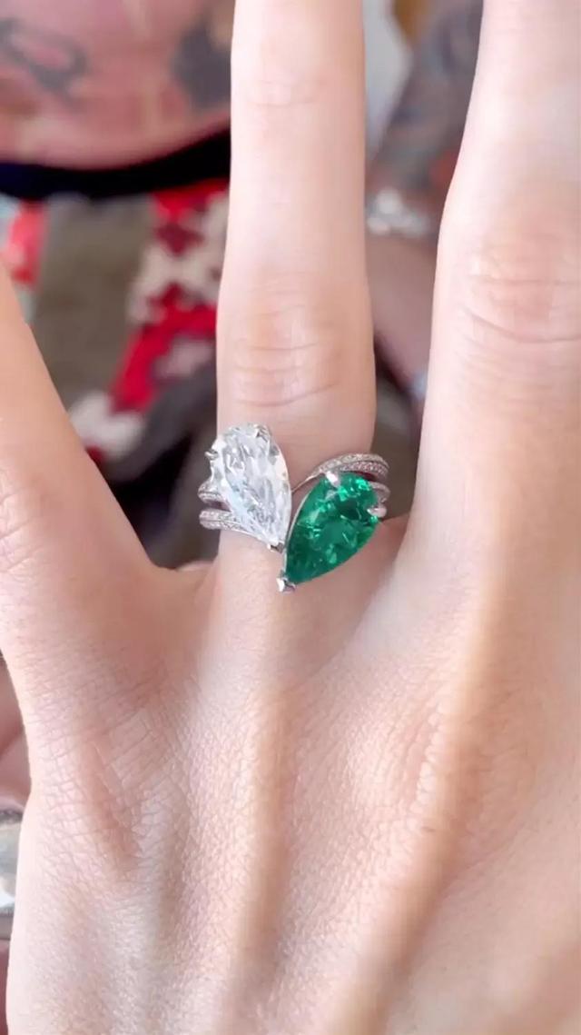 火焰海水牵绳虐狗,梅根福克斯与MGK万圣节造型雷人,相当辣眼睛