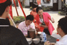 太抢镜了!上海一女子地铁穿搭太靓眼,有男乘客竟然坐过站了!