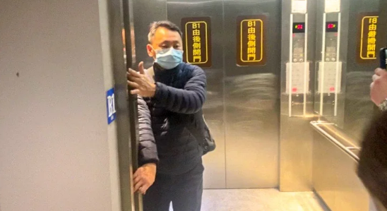 22岁女歌手坠亡,尸检结果曝光死因,母亲看到最后影像崩溃痛哭