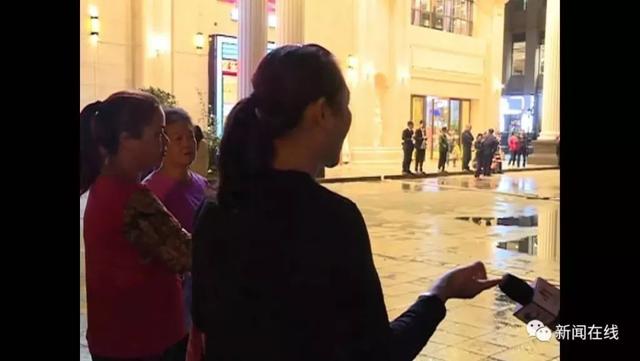 大妈跳广场舞,小区物业竟用消防水管朝大妈脚底喷水