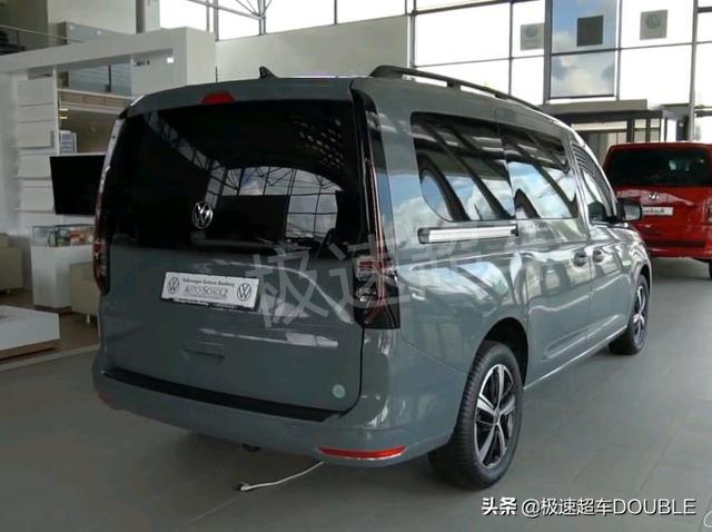 2023版大众开迪实拍,侧滑门+1.5T,质感满满,立柱尾灯更帅气
