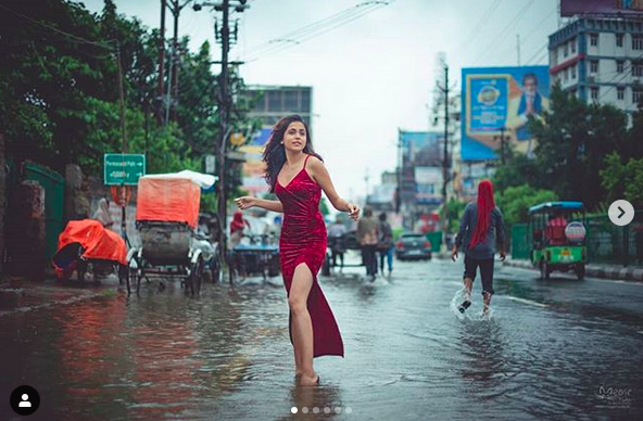 印度美女在洪水中拍照遭批:数十人命丧洪水,你怎么笑得出来?