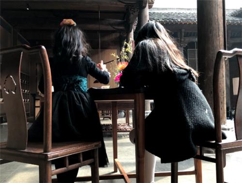马伊琍女儿给她化妆下手太狠,晃眼以为是文章