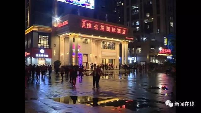 大妈跳广场舞,小区物业竟用消防水管朝大妈脚底喷水