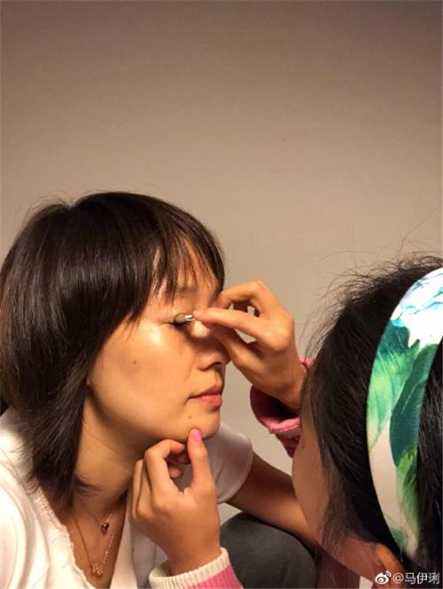 马伊琍女儿给她化妆下手太狠,晃眼以为是文章