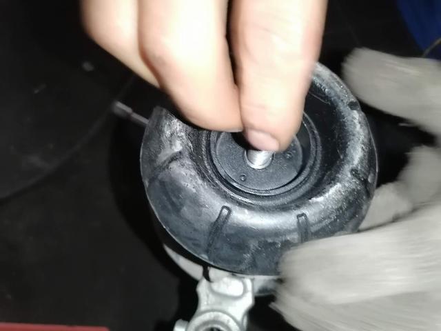 别克英朗走水泥路面或过减速带底盘“咚咚”异响,胖哥检查分析