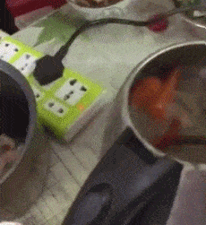 太抢镜了!上海一女子地铁穿搭太靓眼,有男乘客竟然坐过站了!
