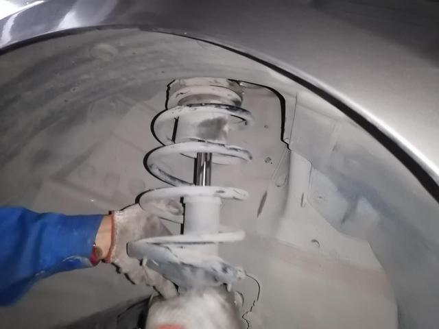 别克英朗走水泥路面或过减速带底盘“咚咚”异响,胖哥检查分析