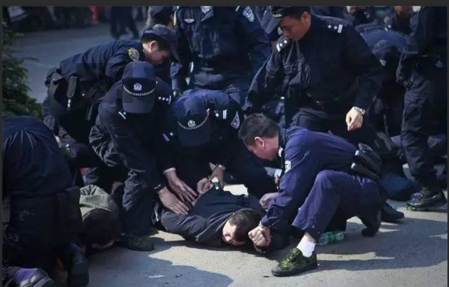 怀孕女教师未穿胸衣家访,不慎走光,下秒被家长拖入地下室侵犯