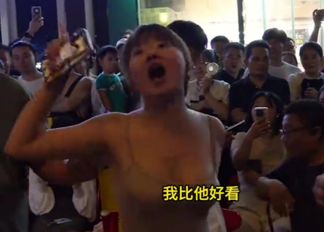 闹大了!上海这个说自己长得漂亮不用排队的美女,成功火遍全网