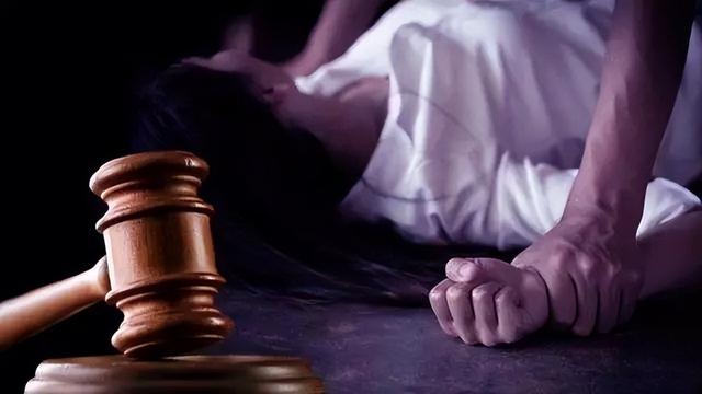 怀孕女教师未穿胸衣家访,不慎走光,下秒被家长拖入地下室侵犯